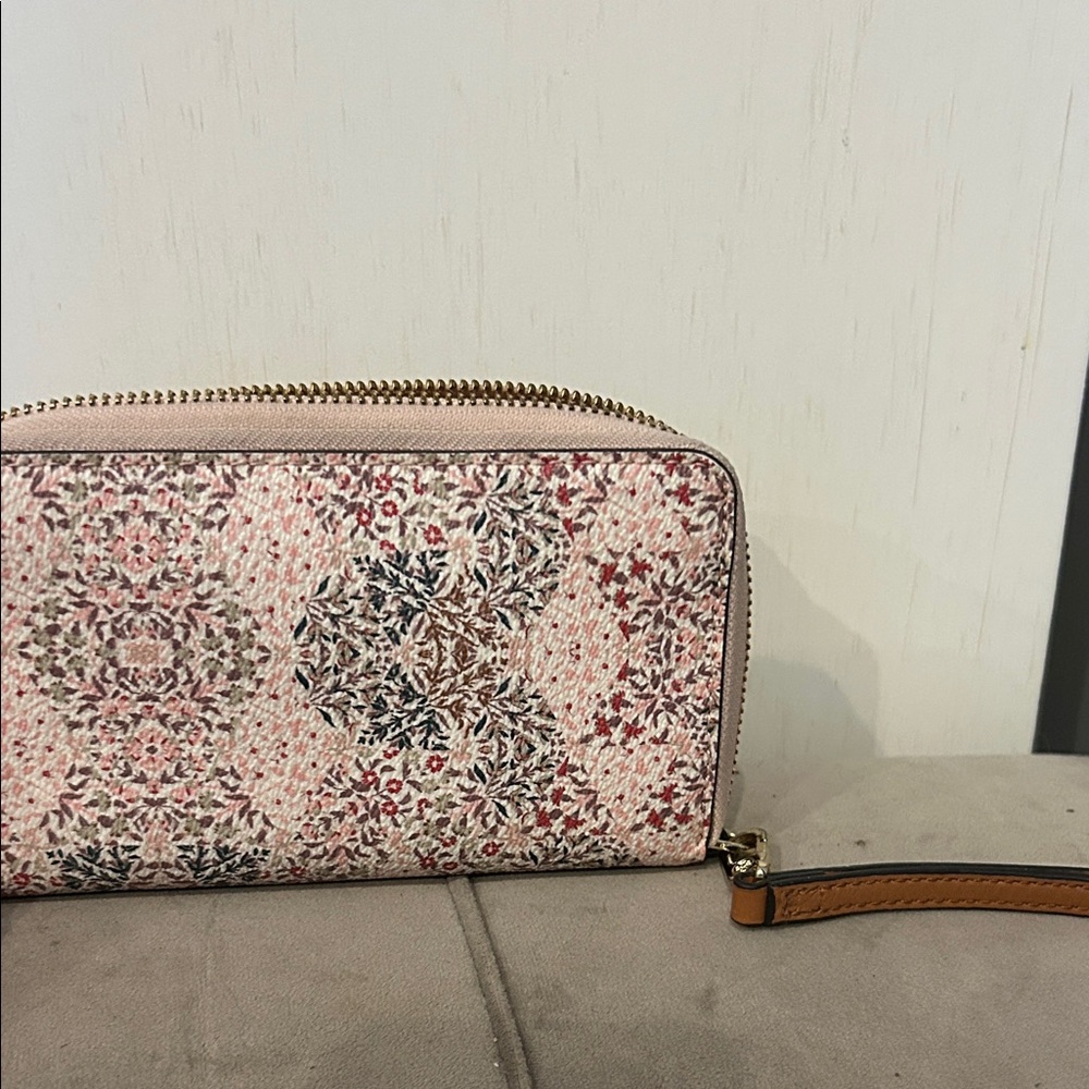 Tory Burch Kerrington smartphone wristlet - Picture 3 of 3